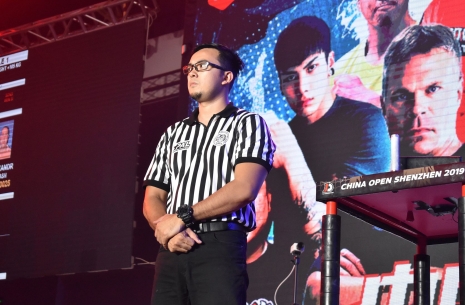 Referee’s grip for a long arm: any decision?