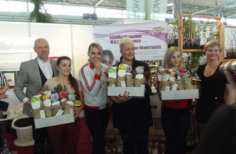 Armrestling in flowers!